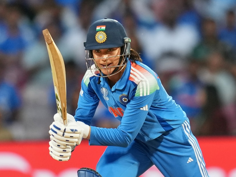 স্মৃতিও দৌড়চ্ছেন দুরন্ত গতিতে এগোচ্ছেন। ফাইনালে মিতালি রাজের রেকর্ড ভাঙার পর ব্যক্তিগত ৪৫ রানে আউট হন স্মৃতি। এবারের বিশ্বকাপে তাঁর মোট রান দাঁড়াল ৪১৬।