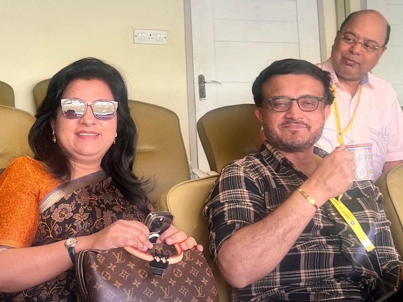 ইডেনের উইকেট প্রসঙ্গে সৌরভ বলেন, বল খুব একটা ঘুরছে না। একটু স্লো উইকেট হলেও ব্যাটিং করা খুব কঠিন নয়। সাউথ আফ্রিকার আরেকটু ধৈর্য্য়শীল ব্যাটিং করা উচিত ছিল। মাঝেমধ্যে বল পড়ে লাফাচ্ছে বা গড়িয়ে যাচ্ছে প্রসঙ্গে বলতে গিয়ে সৌরভ বলে, ইডেনের উইকেট এটা স্বাভাবিক ঘটনা। এক্সট্রা সুইং কিংবা বাউন্স এই উইকেট থেকে ফাস্ট বোলাররা পান। 