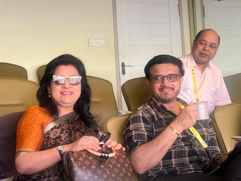 ম্যাচ কত দিন চলবে সেই প্রশ্নের উত্তরে বলেন, পুরোটাই নির্ভর করছে ভারতের ব্যাটিং এর উপর। তবে প্রথমদিন টেস্ট ম্যাচে প্রায় 40 হাজার দর্শক উপস্থিত দেখে আপ্লুত মহারাজ। শনি-রবিবার আরো বেশি মানুষ আসবেন বলেই বিশ্বাস করেন সিএবি সভাপতি।