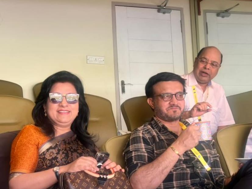 ভারতীয় দলের চারজন স্পিনার খেলানো অবাক নন সৌরভ। সৌরভের মতে, চারজন স্পিনার খেললেও ২ জন প্রকৃত অলরাউন্ডার রয়েছে। অর্থাৎ তাদের স্পিনার হিসেবে দেখার পাশাপাশি ব্যাটসম্যান হিসেবে দেখতে হবে। তাই কোনোভাবেই চার স্পিনার দেখে অবাক নন সৌরভ। 