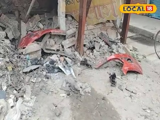 ঘটনাস্থলে গাড়ির বিভিন্ন অংশ পড়ে রয়েছে ঘটনাস্থলে গাড়ির বিভিন্ন অংশ পড়ে রয়েছে