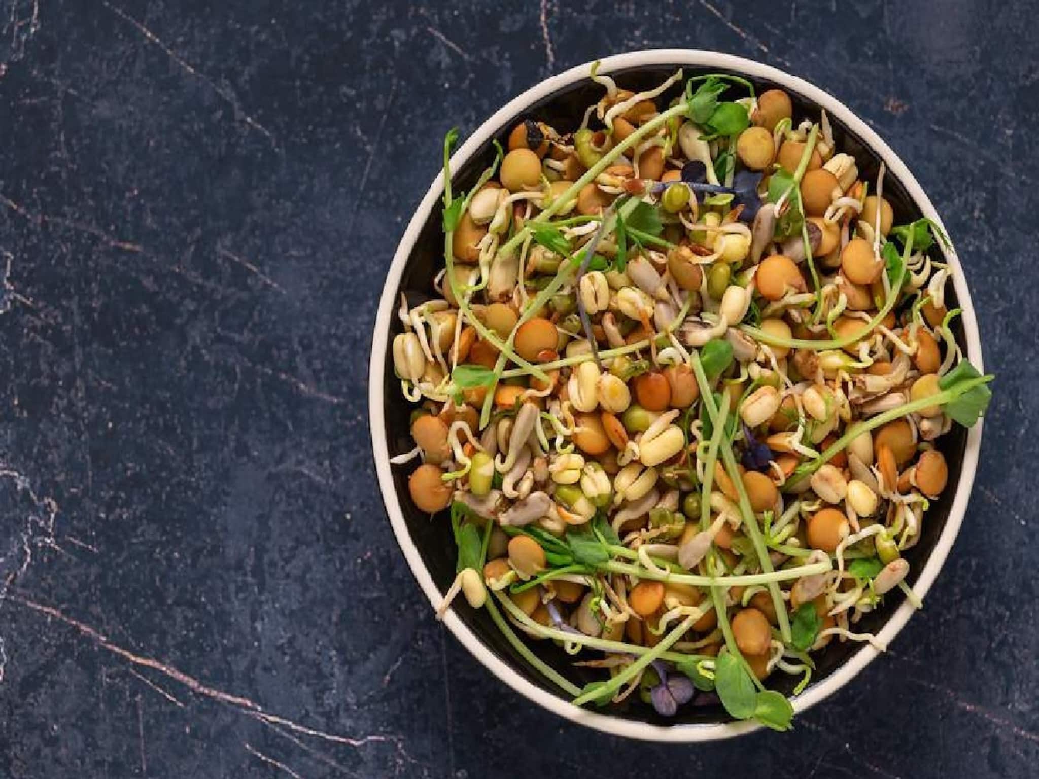 Raw Sprout Health Benefits: রোজ অঙ্কুরিত ছোলা-মুগ খাওয়া শরীরের জন্য উপকারী, তবে কিডনির রোগীরা সাবধান! জানুন চিকিৎসকের মত