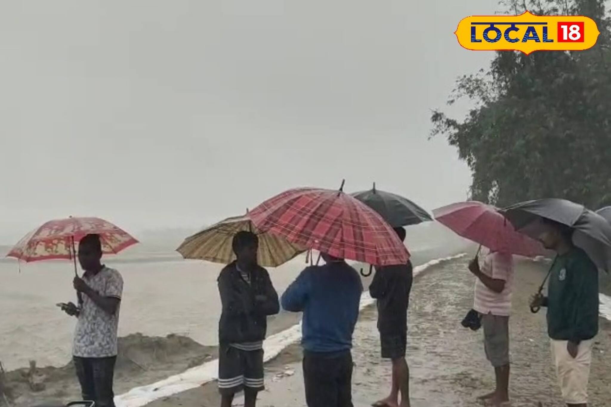 Alipurduar: আশঙ্কাই সত্যি হল! রুদ্ধশ্বাস তোর্ষা ভেঙে দিল 'এই' চা বাগানের বাঁধ, হু হু করে ঢুকছে জল, দেখুন কী ভয়ানক পরিস্থিতি