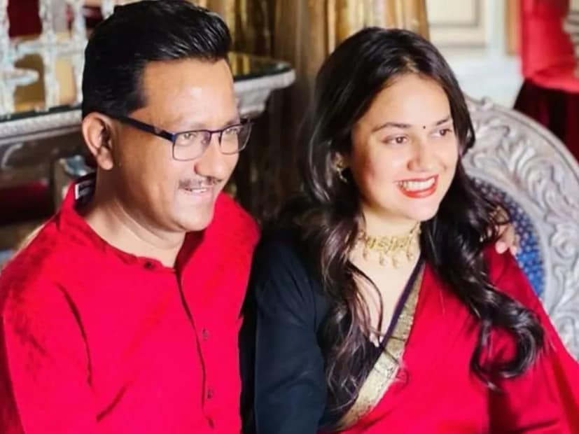 পুরো পরিবার সরকারি চাকরি করে: আইএএস টিনা ডাবির জন্ম একটি সরকারি চাকরিরত পরিবারে। বাবা যশবন্ত ডাবি ছিলেন ভারতীয় টেলিযোগাযোগ পরিষেবার (আইটিএস) একজন কর্মকর্তা। মা হিমালি ডাবি ছিলেন ভারতীয় প্রকৌশল পরিষেবার (আইইএস) একজন কর্মকর্তা। পরে তিনি তাঁর মেয়েদের লালন-পালনের জন্য ভিআরএস নিয়েছিলেন। আইএএস টিনা ডাবির ছোট বোন রিয়া ডাবিও একজন আইএএস অফিসার। তিনি ২০২০ সালে ইউপিএসসি পরীক্ষায় উত্তীর্ণ হন এবং রাজস্থান ক্যাডারেই আছেন। টিনা ডাবির স্বামী ড. প্রদীপ গাওয়ান্ডেও একজন আইএএস অফিসার। রিয়া ডাবির স্বামী মণীশ কুমার একজন আইপিএস অফিসার। (Photo: Instagram)