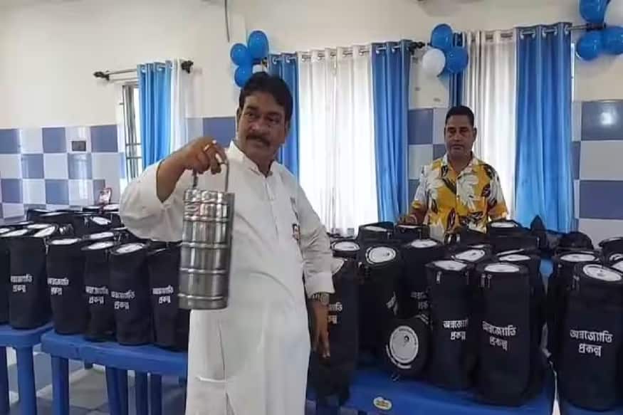 তৃণমূল বিধায়ক দেবেন ফ্রিতে খাবার