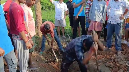 পুজোর ছুটি মিটতেই কেটে ফেলা হল মূল রাস্তা!কেন জানলে অবাক হবেন আপনি পুজোর ছুটি মিটতেই কেটে ফেলা হল মূল রাস্তা!কেন জানলে অবাক হবেন আপনি