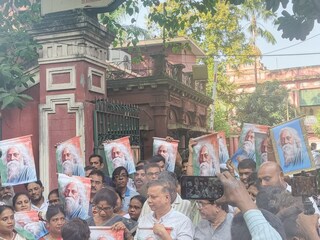 রবীন্দ্রনাথ ঠাকুরের মূর্তিতে মাল্যদান করে বিজেপিকে আক্রমণ শানালেন শশী পাঁজা 