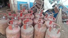 একটি দুটি নয়, সাত-সাতচল্লিশটি...! চুরি করা LPG সিলিন্ডারেই চলত বিরাট 'চক্র', শুনলেই হবে চক্ষুচড়কগাছ!