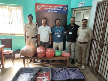 * রেলপথে মাদক পাচার! কড়া নজর রেল রক্ষী বাহিনীর * রেলপথে মাদক পাচার! কড়া নজর রেল রক্ষী বাহিনীর