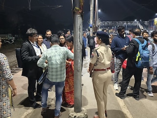 * বিশেষ অভিযান চালাতে গিয়ে চক্ষু চড়কগাছে রেল আধিকারিকদের * বিশেষ অভিযান চালাতে গিয়ে চক্ষু চড়কগাছে রেল আধিকারিকদের