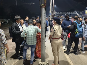 * বিশেষ অভিযান চালাতে গিয়ে চক্ষু চড়কগাছে রেল আধিকারিকদের * বিশেষ অভিযান চালাতে গিয়ে চক্ষু চড়কগাছে রেল আধিকারিকদের