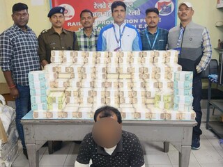 হাওড়া স্টেশন থেকে বিপুল টাকা উদ্ধার