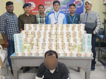 হাওড়া স্টেশন থেকে বিপুল টাকা উদ্ধার