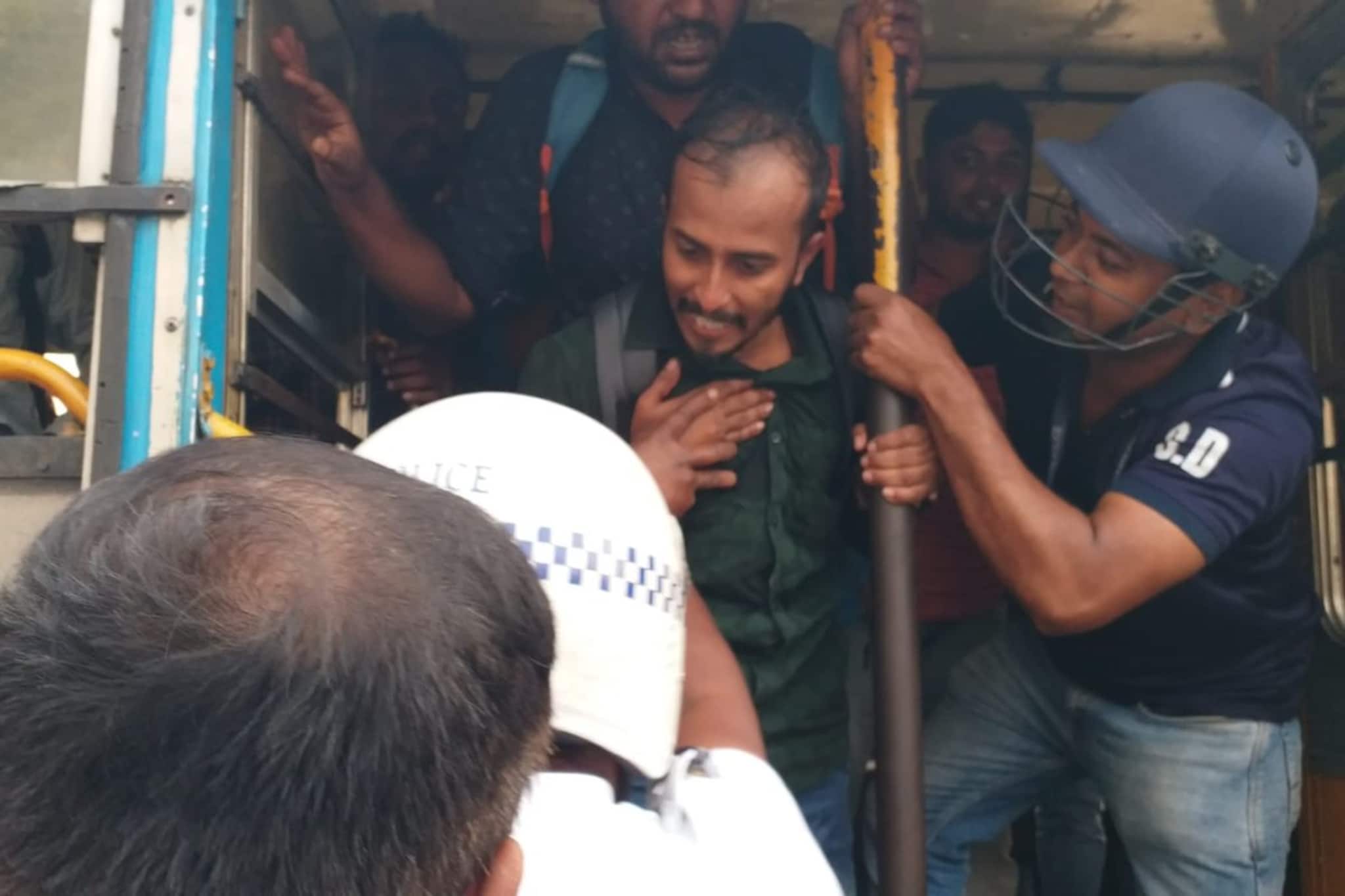 অভিজ্ঞতার ১০ নম্বর বাতিল করতে হবে! এসএসসি-র নতুন প্রার্থীদের বিক্ষোভে থমকাল ডোরিনা ক্রশিং