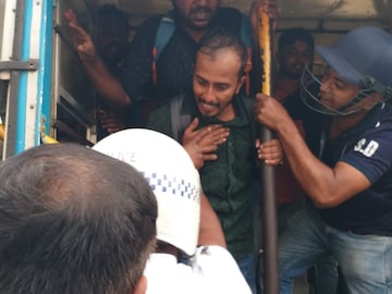 এসএলএসটি-র ফ্রেশ প্রার্থীদের পথে নামা, অভিজ্ঞতা ১০ নম্বর বাতিলের দাবিতে শিয়ালদা-দরিনা জুড়ে বিক্ষোভ