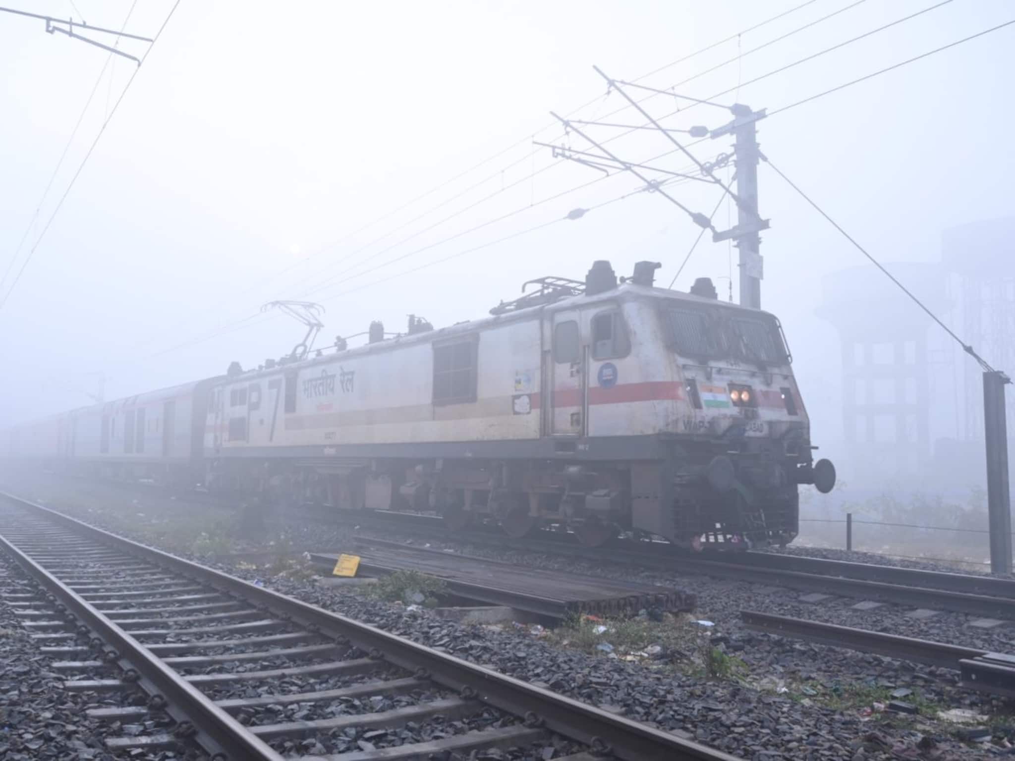 Indian Railways: কুয়াশাচ্ছন্ন আবহাওয়ার পরিপ্রেক্ষিতে সুরক্ষা ব্যবস্থা মজবুত করল উত্তর-পূর্ব সীমান্ত রেল