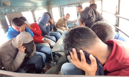 জঙ্গলের মাঝে তাঁবু খাটিয়ে চলছিল পুলিশ পরীক্ষার প্রশ্নপত্র বিক্রি!গ্রেফতার দশ জঙ্গলের মাঝে তাঁবু খাটিয়ে চলছিল পুলিশ পরীক্ষার প্রশ্নপত্র বিক্রি!গ্রেফতার দশ