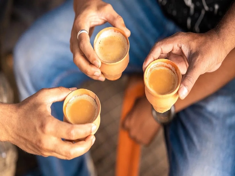 *প্রেসার কুকারে চা তৈরির পদ্ধতিঃ প্রথমে গ্যাসের উপর প্রেসার কুকার রাখুন। ছোট আকারের কুকার হলে ভাল। বেশি চা তৈরির জন্য মাঝারি আকারের কুকার ব্যবহার করুন। দু-কাপ চা বানাতে আধা কাপ জল দিন। এক টুকরো আদা এবং চিনি দিন স্বাদ অনুযায়ী।