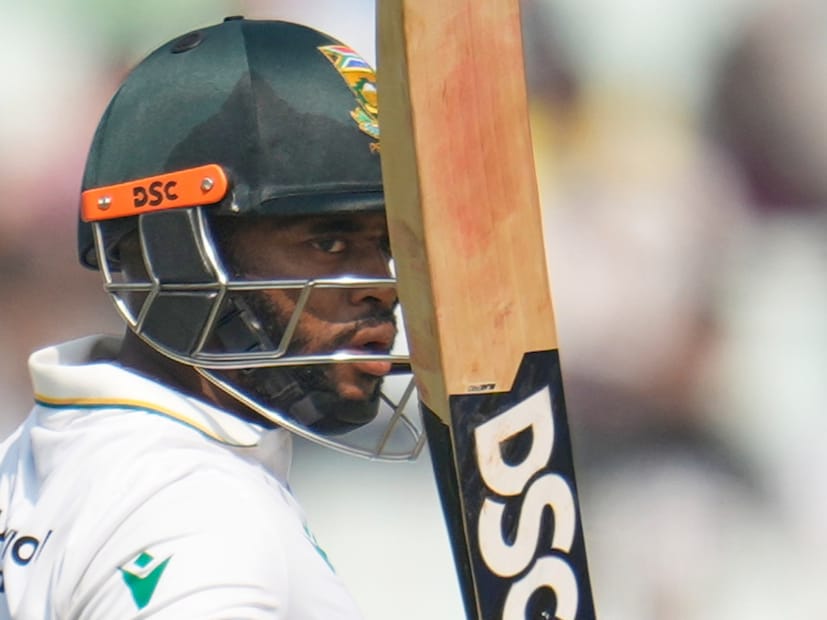 প্রথম ইনিংসে যাকে ব্যঙ্গ করার অভিযোগ উঠেছিল ভারতীয় ক্রিকেটারদের বিরুদ্ধে, সেই টেম্বা বাভুমাই দ্বিতীয় ইনিংসে অপরাজিত ৫৫ রানের ইনিংস খেলে ম্যাচের পার্থক্য গড়ে দিলেন। 