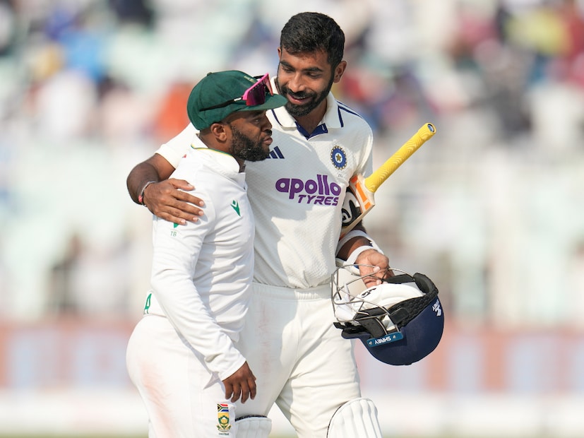 ম্যাচ শেষে জসপ্রীত বুমরাহের সঙ্গে খোশমেজাজে গল্প করতে করতে মাঠ ছাড়েন বাভুমা। বুমরাহ-বাভমাকে নিয়ে যে বিতর্ক তৈরি হয়েছিল, তা ম্যাচ শেষে এই ক্যানডিড ছবি দিয়ে ইতি টানলেন দুই তারকা।