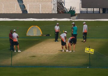 এই না হলে সৌরভ! ঘোল খাইয়ে দিলেন কোচ গম্ভীরকে! প্রায় ৩ ঘণ্টা ইডেনের পিচ খোলা!