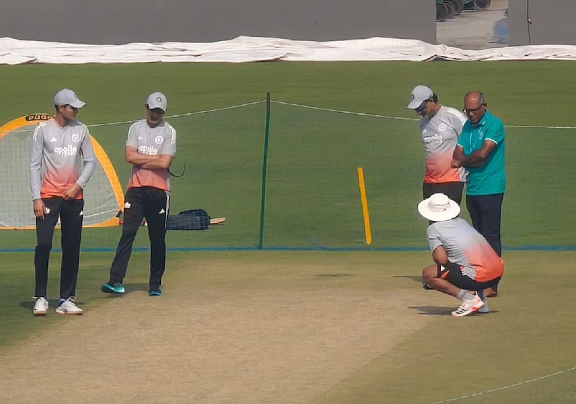 গম্ভীরকে পাল্টা চাল দিল সিএবি। সূত্রের খবর, গম্ভীর চেয়েছিলেন  উইকেটে যেন জল দেওয়া না হয়! ফলে ইডেনের পিচে বল ঘুরবে। চাপ বাড়বে দক্ষিণ আফ্রিকার উপর। স্পিন দিয়ে বাজিমাত করবে ভারত। তবে গম্ভীরের সেই আশায় কিছুটা জল ঢাললেন সৌরভ।