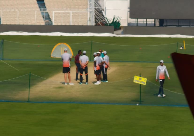 সূত্রের খবর, বুধবার ভোরে পিচে জল দেওয়া হয়, আর বুধবার ভারতীয় দল প্র্যাকটিস করে যাওয়ার পর থেকে সন্ধ্যে পর্যন্ত প্রায় সাড়ে তিন ঘন্টা পুরো মাঠ ঢেকে পিচ খুলে রাখা হয়েছিল। অর্থাৎ পিচে যাতে শিশির পড়তে পারে। অর্থাৎ, জল দেওয়া হল না পিচে, তবে প্রাকৃতিক কারণে পিচ ভিজল!