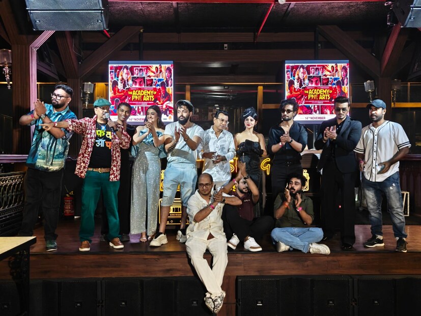 গত জুলাই মাসে সমস্ত প্রেক্ষাগৃহে মুক্তি পাওয়ার কথা ছিল দ্য অ্যাকাডেমি অফ ফাইন আর্টস ছবির। অবশেষে ৫৪টা বদলের পর অ্যাডাল্ট সার্টিফিকেটের সঙ্গে ছবি মুক্তি পাচ্ছে ১৪ নভেম্বর ২০২৫ তারিখে। এত বদলের পরেও অ্যাডাল্ট সার্টিফিকেট সাম্প্রতিক কালে বাংলা ছবির ক্ষেত্রে নজিরবিহীন। কী বলছেন নবীন পরিচালক জয়ব্রত দাশ? অবিশ্বাস্য ভাবে পরিচালকের সুর উল্টো। তিনি জানান , মাত্র ৫৪টা পরিবর্তনে ছবি নিয়ে কোনও সমস্যাই হবে না। তিনি আরও অনেক বেশি কাটস্ আর চেঞ্জেস-এর জন্যে প্রস্তুত ছিলেন। তাঁর হিসেবে সেন্সর বোর্ড যা যা সাজেস্ট করেছে, সবকটাই জাস্টিফায়েড।