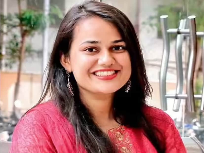 বোন রিয়া ডাবিকেও পুরস্কার: জল সংরক্ষণ ও জল অংশীদার পুরষ্কারে উদয়পুর দ্বিতীয় স্থানে রয়েছে। উদয়পুরের জেলা কালেক্টর নমিত মেহতা বর্তমানে মেডিক্যাল লিভে আছেন। তাই, জেলা পরিষদের প্রধান নির্বাহী কর্মকর্তা রিয়া ডাবি তাঁর হয়ে পুরষ্কারটি গ্রহণ করেন। রাষ্ট্রপতি উদয়পুরে তাঁর কাজের জন্য রিয়া ডাবিকে ১ কোটি টাকার পুরস্কারে সম্মানিত করেন।