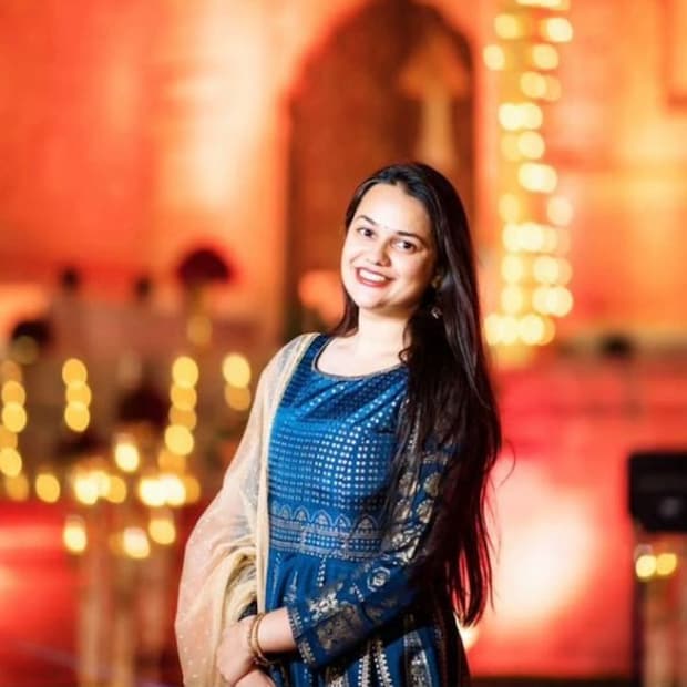 ভোপাল এবং দিল্লি থেকে পড়াশোনা: আইএএস টিনা ডাবি তাঁর প্রাথমিক শিক্ষা ভোপালের কারমেল কনভেন্ট স্কুলে সম্পন্ন করেন। দ্বাদশ শ্রেণীতে তিনি ইতিহাস এবং রাষ্ট্রবিজ্ঞান উভয় বিষয়েই ১০০ নম্বর পেয়েছিলেন। তিনি দিল্লি বিশ্ববিদ্যালয়ের লেডি শ্রীরাম কলেজ থেকে রাষ্ট্রবিজ্ঞানে স্নাতক ডিগ্রি অর্জন করেন। কলেজে থাকাকালীনই তিনি ইউপিএসসি সিভিল সার্ভিসেস পরীক্ষার জন্য প্রস্তুতি শুরু করেন। ২০১৫ সালে তিনি প্রথম প্রচেষ্টাতেই ইউপিএসসি সিভিল সার্ভিসেস পরীক্ষায় সর্বভারতীয় র&#x200d;্যাঙ্ক ১ অর্জন করে দেশব্যাপী শিরোনামে আসেন। (Photo: Instagram)