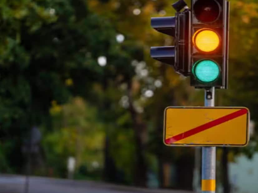 অথচ, যে দেশের কিছু শহরে বাসিন্দারা যানজট নিয়ে নাজেহাল হয়ে যান, সেই দেশেরই আরেক শহর আবার এই দিক থেকে ইতিবাচক এক দৃষ্টান্ত স্থাপন করে দেখিয়ে দিয়েছে। এই দৃষ্টান্ত কোনও ট্র্যাফিক আলো না থাকার। দেশেরই এক শহরে লাল-সবুজের বালাই নেই, স্টপ নেই! (Representative Image)