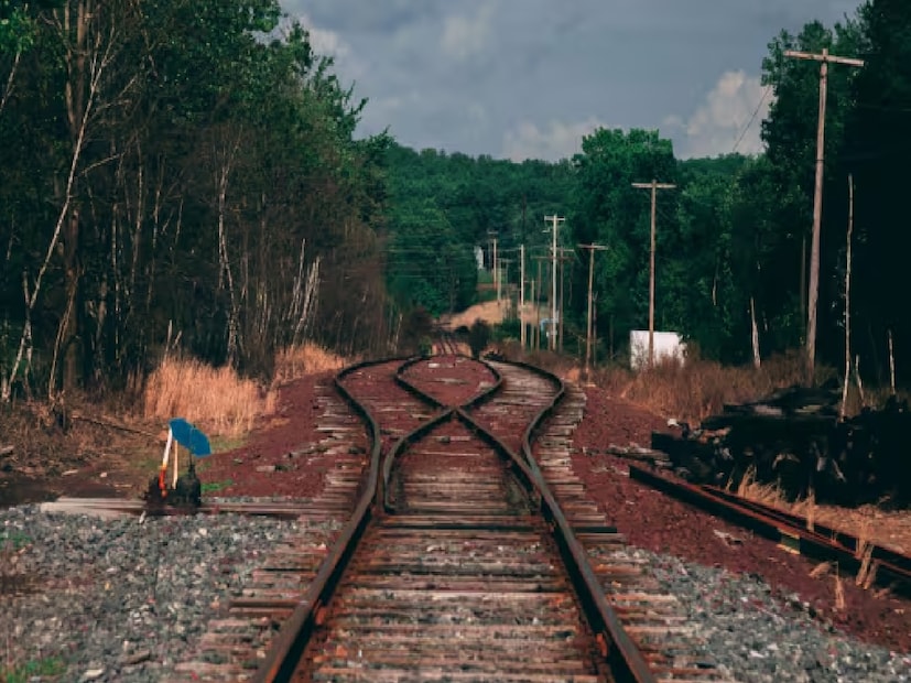 দেব দীপাবলি উপলক্ষ্যে বারাণসীতে গঙ্গা স্নান করতে যাওয়া ভক্তরা চুনার রেলস্টেশনে লাইন পার হচ্ছিলেন সেই সময়েই ট্রেনের ধাক্কায় নিহত হন। দুর্ঘটনায় আটজন যাত্রীর মৃত্যুর আশঙ্কা করা হচ্ছে। খবর অনুসারে, সকলেই চোপান থেকে বারাণসী যাচ্ছিলেন। তারা সকলেই যাত্রীবাহী ট্রেনে করে চুনারে এসেছিলেন এবং বারাণসীগামী ট্রেন ধরার জন্য রেললাইন পার হচ্ছিলেন। আরপিএফ-রা বর্তমানে আহতদের নিকটবর্তী হাসপাতালে নিয়ে গেছেন।
