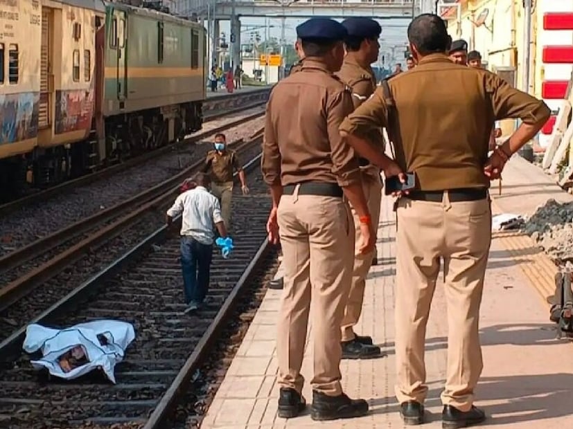 এরপর পাশ দিয়ে যাওয়া কালকা এক্সপ্রেস ট্রেনের ধাক্কায় তাদের মৃত্যু হয়। দুর্ঘটনায় নিহতের সংখ্যা বাড়ছে৷  আহতের সংখ্যাও বেশ কয়েকজন। দেব দীপাবলি উপলক্ষ্যে গঙ্গায় স্নান করতে বারাণসী যাচ্ছিলেন ভক্তরা।