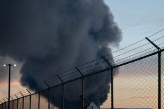 আমেরিকায় ভয়াবহ বিমান দুর্ঘটনা ! টেক অফের কিছুক্ষণের মধ্যেই ভেঙে পড়ল কার্গো বিমান, মৃত ৩