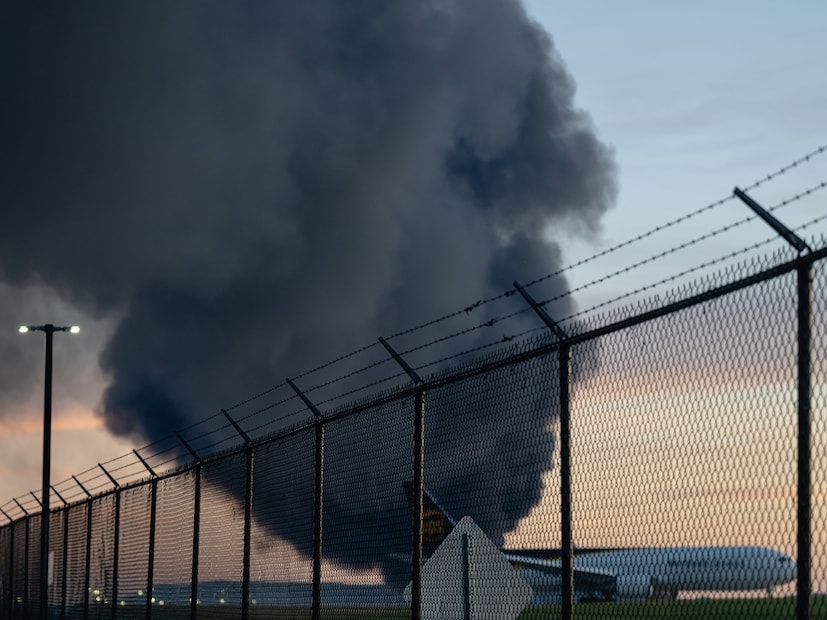আমেরিকায় ভয়াবহ বিমান দুর্ঘটনা ! কেন্টাকি অঞ্চলে লুইভিলে বিমানবন্দরে টেক অফের সময়েই দুর্ঘটনা ঘটে ৷ বিমানটি ইউপিএস বিমানসংস্থার একটি কার্গো বিমান ছিল ৷ অন্তত ৭ জনের মৃত্যুর খবর পাওয়া গিয়েছে ৷ আহতের সংখ্যা ১১ ৷ (Photo: AP) আমেরিকায় ভয়াবহ বিমান দুর্ঘটনা ! কেন্টাকি অঞ্চলে লুইভিলে বিমানবন্দরে টেক অফের সময়েই দুর্ঘটনা ঘটে ৷ বিমানটি ইউপিএস বিমানসংস্থার একটি কার্গো বিমান ছিল ৷ অন্তত ৭ জনের মৃত্যুর খবর পাওয়া গিয়েছে ৷ আহতের সংখ্যা ১১ ৷ (Photo: AP)