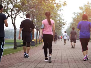 শুধু হাঁটলেই হবে না, হাঁটার সময় হাতের চলাচলও সঠিক হতে হবে, তবেই কমবে ওজন