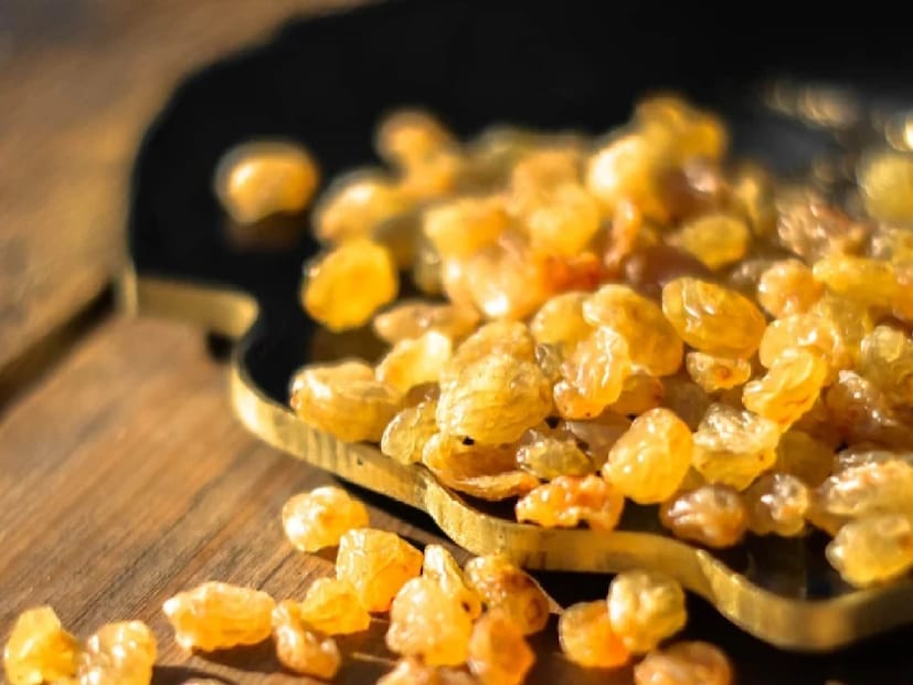 পুষ্টিবিদ জানিয়েছে, নিয়মিত সোনালি রঙের কিশমিশ খেলে লিভারের ক্ষতি হয়, বিশেষত যদি কেউ আইবিএস, অ্যাসিডিটি ও হরমোনের সমস্যায় ভোগেন।