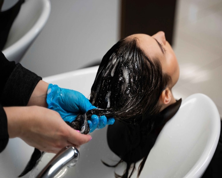 প্রথমে একটি হালকা শ্যাম্পু দিয়ে চুল ধুয়ে নিন, চুল হালকা ভেজাই রাখবেন। তার পর যে মাস্কটা বানালেন, সেটা স্ক্যাল্প থেকে শুরু করে চুলের আগা পর্যন্ত লাগান। মাস্ক লাগানোর পর চুল একটি তোয়ালে বা শাওয়ার ক্যাপ দিয়ে ঢেকে ৩০-৪৫ মিনিট অপেক্ষা করুন। তার পর সাধারণ জল বা হালকা শ্যাম্পু দিয়ে ধুয়ে ফেলুন।