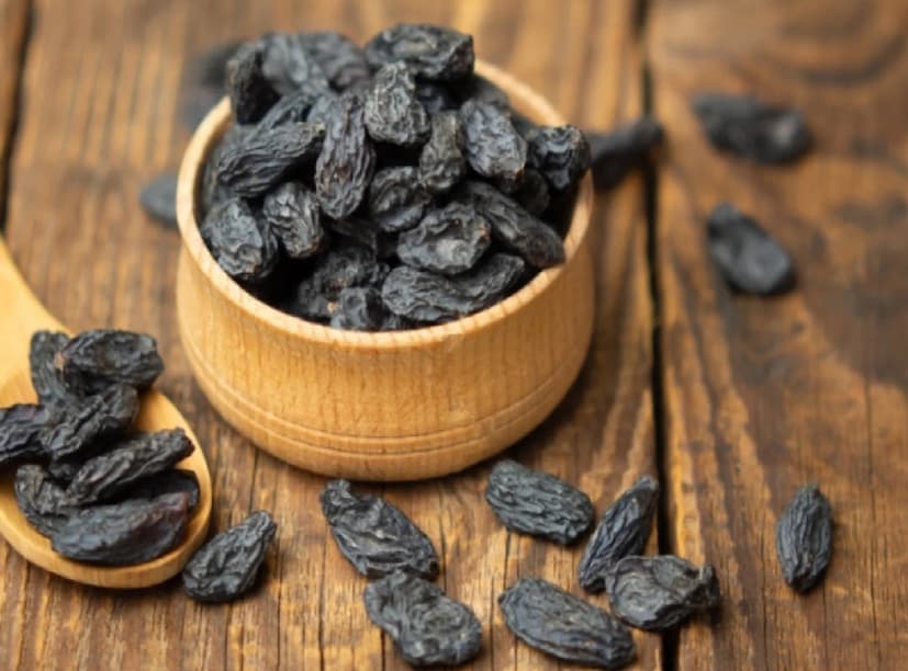 কালো কিশমিশে রয়েছে প্রি-বায়োটিক ফাইবার, যা অন্ত্রের ভাল ব্যাক্টেরিয়াকে পুষ্টি প্রদান করে, ফলে হজম ক্ষমতা উন্নত হয়।