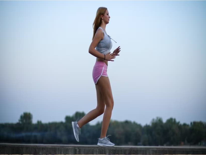 হাঁটার সময় শ্বাস-প্রশ্বাসের ছন্দে হস্তচালনা করলে শরীরের ছন্দ বজায় থাকে এবং ক্লান্তি কমে, ফুসফুসও চাঙ্গা হয়।