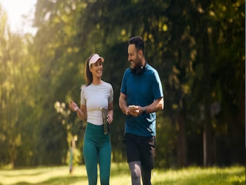 হাঁটার সময়ে হাত শুধু সামনে পিছনে চালনা করবেন না। কখনও মাথার উপরে, কখনও বা দু’পাশে প্রসারিত করে হাঁটলে কার্ডিও এক্সারসাইজের উপকার পাবেন। 