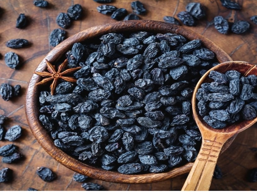 ইনস্টাগ্রাম ভিডিওতে পুষ্টিবিদ জানিয়েছেন, কালো কিশমিশে রয়েছে আয়রন এবং বি-কমপ্লেক্স ভিটামিন, যা রক্তাল্পতা কমায় এবং এনার্জি বাড়ায়। 