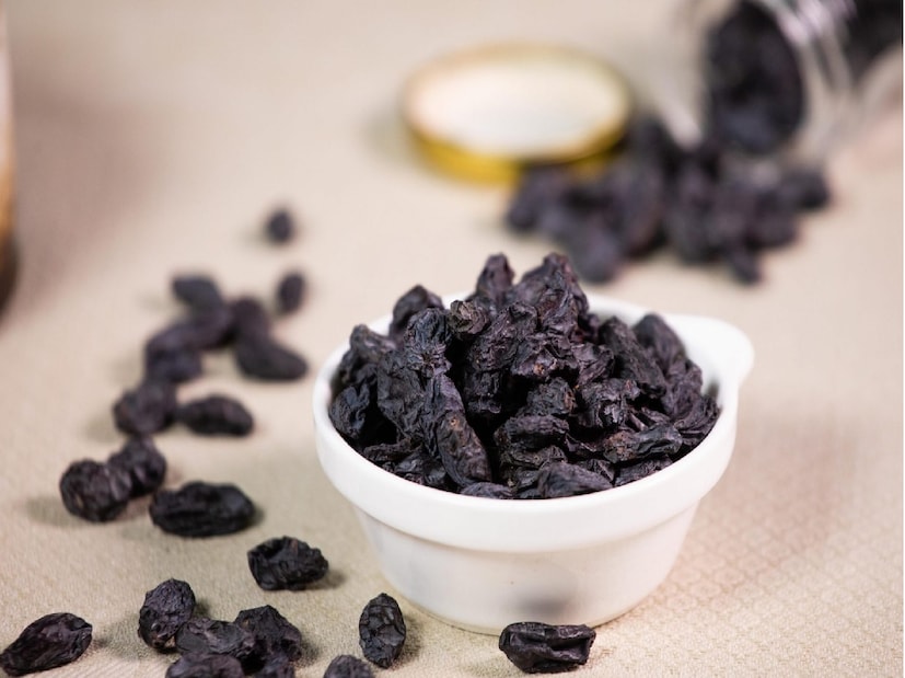 কালো কিশমিশে আছে পলিফেনল ও অ্যান্টি-অক্সিড্যান্ট, যা প্রদাহ কমিয়ে দেহকে আরও সুস্থ রাখতে সাহায্য করে।