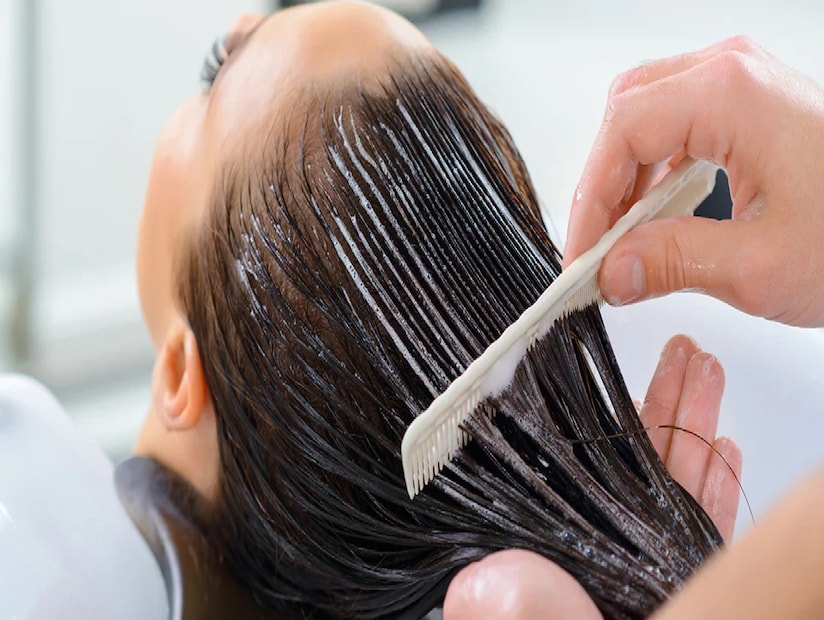 ব্যস্তজীবনে সময়ের বড় অভাব! পার্লারে গিয়ে হেয়ার স্পা করার সময় কই? তার উপর পার্লারের আকাশছোঁয়া দাম! এদিকে চুলেরও বেহাল দশা! রুক্ষ, শুষ্ক, ডগা-ফাঁটা! চিন্তা করবেন না! সময় বার করে পার্লারেও ছুটতে হবে না, গাদাগাদা খরচও করতে হবে না! বাড়িতে বসেই করে নিন হেয়ার স্পা, একেবারে ঘরোয়া উপাদান দিয়েই!