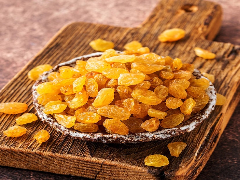 সোনালি কিশমিশ এনার্জি আর পটাশিয়ামের ভরপুর উৎস। কিন্তু যদি অ্যাজমা বা পেট সংক্রান্ত রোগে ভোগেন, তাঁদের সোনালি কিশমিশ খাওয়া এড়িয়ে চলা উচিৎ। কারণ, কিশমিশে যে সালফার দেওয়া হয়, তা অন্ত্রের জন্য ক্ষতিকারক, পেটফাঁপার সমস্যা বাড়তে পারে। 