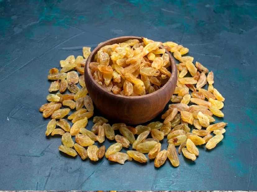 চকচকে সোনালি রং-এর এই কিশমিশ দেখতে বড় ভাল লাগে! কিন্তু মাথায় রাখবেন, এই রং কিন্তু প্রাকৃতিক নয়। সালফার ডাই-অক্সাইড রাসায়নিক ব্যবহার করে এই রং আনা হয়। পুষ্টিবিদ জানিয়েছেন, '' সোনালি কিশমিশে কেমিক্যাল প্রয়োগ করা হয়, যাতে ভালো রং ধরে এবং বেশিদিন টেকে। কিন্তু কালো কিশমিশে কেমিক্যাল ও প্রিসারভেটিভ দেওয়া হয় না। রোদে শুকানোর ফলে কিশমিশের রং হয় কালো।