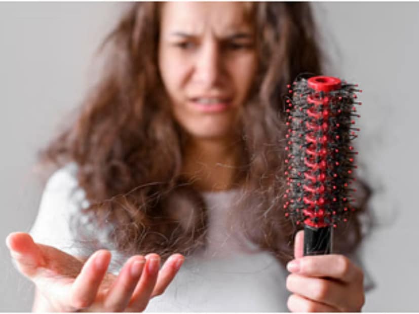 ভিটামিন C ভিটামিন C-এর কারণে স্ক্যাল্পে রক্ত সঞ্চালন ভাল হয়৷ যার ফলে ড্যান্ড্রফের সমস্যা কম হতে পারে। এর জন্য লেবু, মৌসুমি, বেরি এবং ক্যাপসিকামকে ডায়েটে অন্তর্ভুক্ত করতে পারেন। 