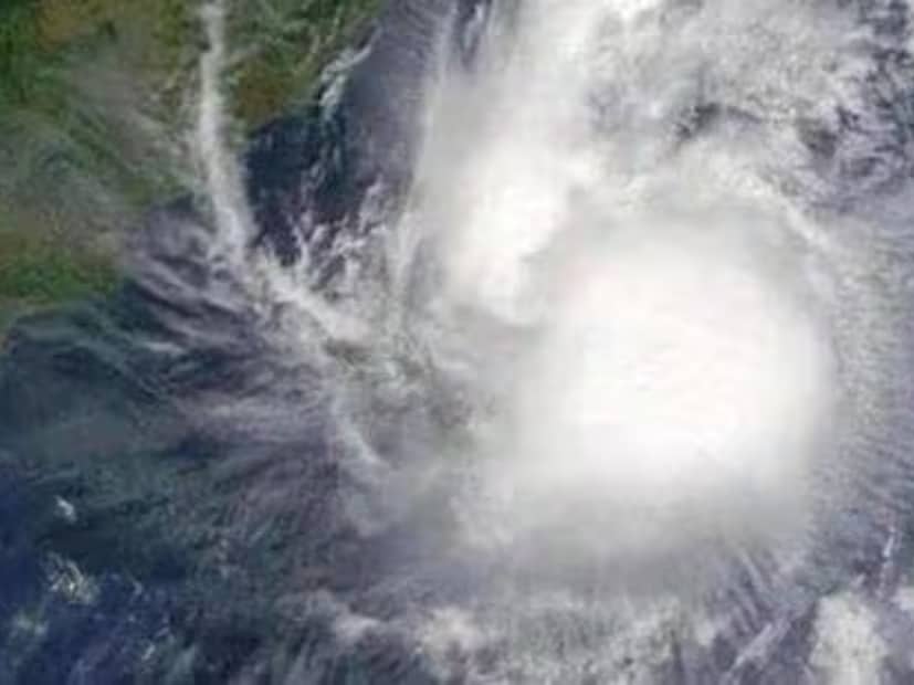 হরিয়ানা ও রাজস্থানে ঘূর্ণাবর্ত ঘনীভূত হয়েছে। আসামে রয়েছে আরও একটি ঘূর্ণাবর্ত। গাল্ফ অফ থাইল্যান্ডে আরও একটি ঘূর্ণাবর্ত তৈরি হয়েছে। পশ্চিমী ঝঞ্ঝা সোমবার নতুন করে আসবে উত্তর-পশ্চিম ভারতে।