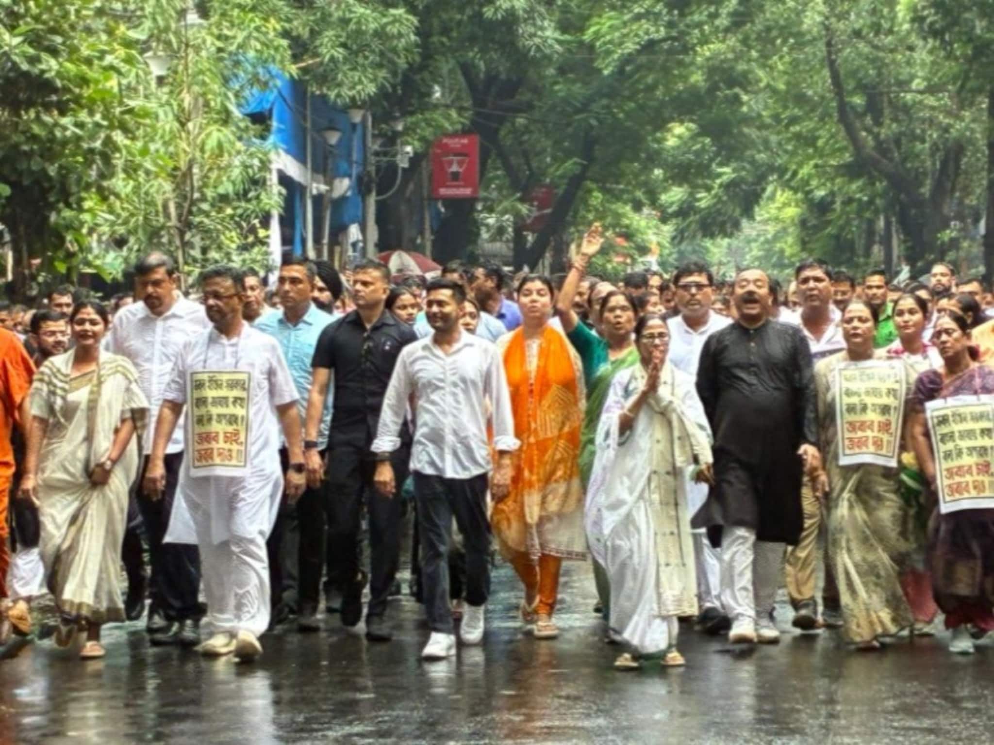 TMC: আজ পাশাপাশি পথে মমতা-অভিষেক! SIR শুরুর দিনেই কলকাতায় মিছিল তৃণমূলের TMC: আজ পাশাপাশি পথে মমতা-অভিষেক! SIR শুরুর দিনেই কলকাতায় মিছিল তৃণমূলের