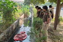 নয়ডায় নর্দমা থেকে উদ্ধার মহিলার মুণ্ডহীন, নগ্ন দেহ! হাতের তালু কাটা, চাঞ্চল্যকর ঘটনা